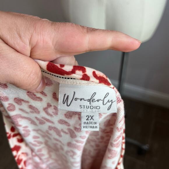 Wonderly Studio Women's White and Red Animal Print Short Sleeve Top Sz 2X - Picture 5 of 7